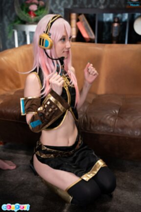 Mizuki has threesome sex on couch and creampied