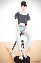 Matsuda Anna giving footjob with bare feet